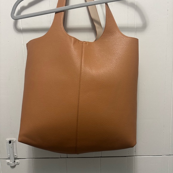 Elegant Tan Leather Tote Bag - Picture 2 of 3